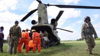 Entre los recursos desplegados figuran helicópteros, personal militar y especialistas en evaluación estructural, además de suministros de emergencia destinados a apoyar a las familias afectadas.