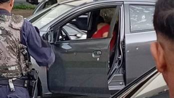 El vehículo en el que se encontraban las víctimas recibió múltiples impactos de bala durante el ataque registrado la tarde de este martes en Villa Lucre.