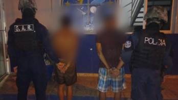 Aquí algunos de los detenidos y las evidencias decomisadas.