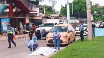 Autoridades de tránsito realizaron las investigaciones tras el atropello que cobró la vida de un peatón en el sector de Felipillo.