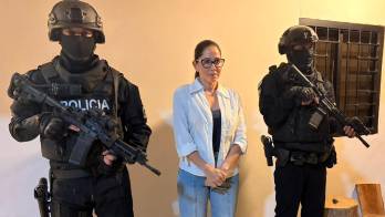 Fotografía difundida en la cuenta en X @MashiRafael del expresidente de Ecuador Rafael Correa que muestra a la excandidata presidencial del correísmo, Luisa González (c), custodiada por integrantes de la Policía Nacional durante su detención, en Canuto, la localidad rural de la provincia de Manabí (Ecuador). EFE/ @MashiRafael