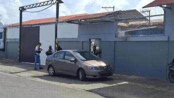 Unidades policiales acordonaron la escena del crimen en la avenida Federico Boyd, donde fue asesinado el trabajador.