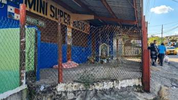 La escena del crimen fue acordonada por unidades policiales tras el ataque armado que dejó dos muertos en Villa Catalina B, Puerto Pilón.