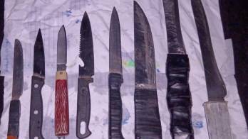 Los cuchillos que utilizaba para amedrentar a quien transitaba por el sitio.