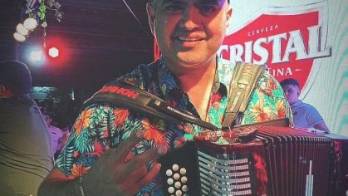 El delincuente aprovecho que Chávez estaba distraído atendiendo a sus fans para sacarle el celular.