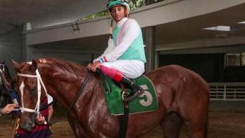 Amir Mendoza corre en Oaklawn Park.