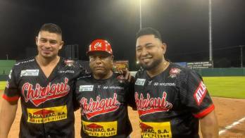 Carlos Xavier Quiroz y Jhonatan Saavedra celebran junto a Rodolfo ‘Cancelilla’ Aparicio una noche histórica tras alcanzar los 800 imparables en el béisbol mayor panameño, durante la victoria de Chiriquí en semifinales.