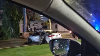 El vehículo impactó contra un árbol en la vía Israel, frente al sector de Multiplaza. El accidente dejó una víctima fatal y dos personas heridas.