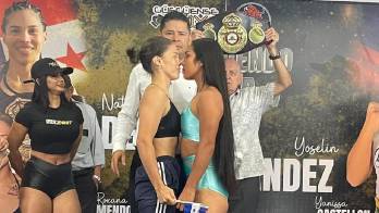 Nataly Delgado y Yoselin Fernández en la ceremonia de pesaje.