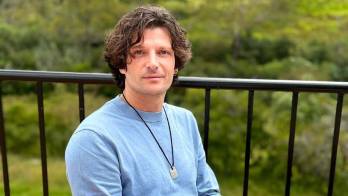 El cantante italiano Bausco continúa consolidando su propuesta musical en español, fusionando influencias europeas con sonidos latinos en una búsqueda de identidad artística global.