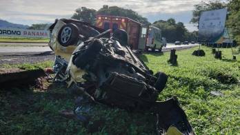 El vehículo terminó volcado tras impactar contra un objeto fijo en la vía Panamericana, frente al Autódromo, en Sajalices.