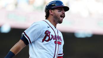 Austin Riley celebra su jonrón ante Filadelfia.