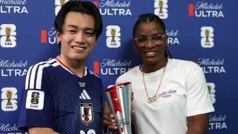 Atheyna Bylon junto a Ayase Ueda.