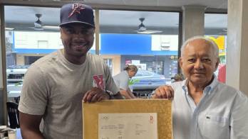 Irving Saladino recibiendo el diploma.