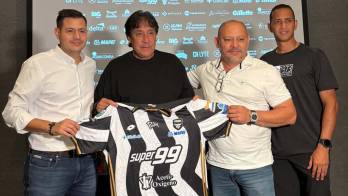 Gonzalo Soto (centro) y Rolando Escobar (derecha) fueron presentados oficialmente por el Tauro FC en un hotel de la ciudad capital.