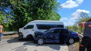 Personal del SUME 911 y bomberos atendieron a los heridos tras el accidente múltiple.