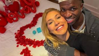 Vinícius Jr junto a la brasileña Virgínia Fonseca .