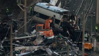 Susto en las vías: tren choca con grúa en España y deja varios heridos