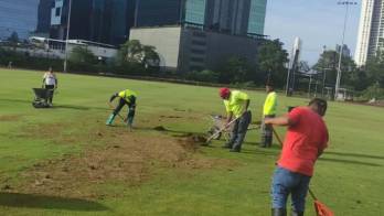 Cuadrillas de trabajo realizan labores de limpieza y mantenimiento del Centro de Alto Rendimiento tras la evacuación del agua acumulada.