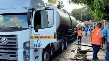 La Contraloría revisará el uso de recursos destinados al alquiler y operación de carros cisterna utilizados para abastecer comunidades sin servicio continuo de agua.