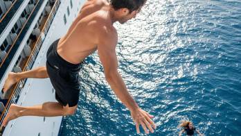 La niña se apoyó en una baranda para una foto, resbaló y fue a dar directo al agua