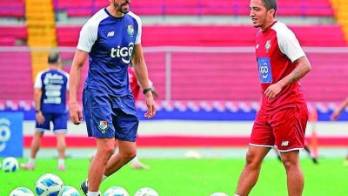 Nuevo técnico de El Salvador se lleva los secretos de Christiansen