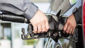 La gente contenta. Bajan los precios de las gasolinas y el diésel