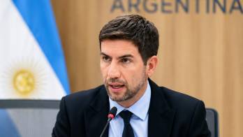 Se defendió que el carro fue comprado con su dinero.