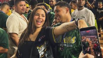 Ambos emocionado con el momento especial.