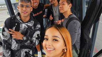 Makano y Yoseni junto a la banda durante su gira.