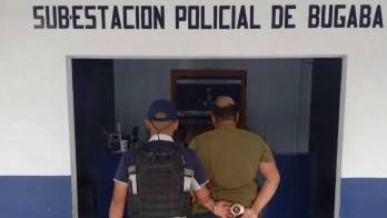 Tras la audiencia, el hombre de 34 años quedó bajo detención provisional mientras las autoridades continúan recopilando elementos para esclarecer las circunstancias del hecho.