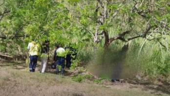 Autoridades policiales y personal de SUME acudieron al lugar donde un hombre de 27 años fue encontrado ahorcado en Tinajitas, cerca del peaje del Corredor Norte.