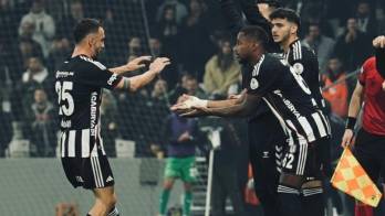 Histórica imagen de su ingreso a cancha, al minuto 78. Dejó una buena impresión en los 12 minutos que estuvo en cancha.