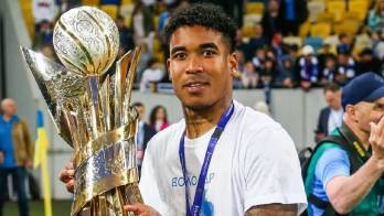 Eduardo Guerrero emocionado con su trofeo.