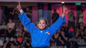 Kristine Jiménez celebrando su presea.