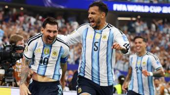 Messi celebra su gol junto a Leandro Paredes.