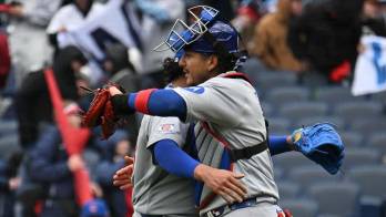 Miguel Amaya (d) conectó el hit decisivo en la octava entrada para darle la victoria a los Cachorros.