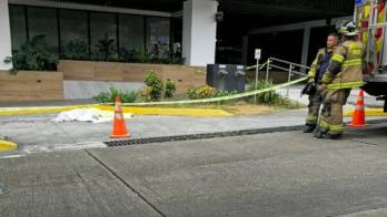 Autoridades acordonaron el área tras la caída mortal en El Bosque.