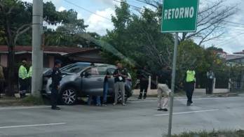 El vehículo del conductor quedó destruido tras impactar contra un poste, luego de que la víctima fuera atacada a tiros por sicarios en Llano Bonito.