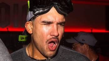 Daniel Espino celebrando con champaña.