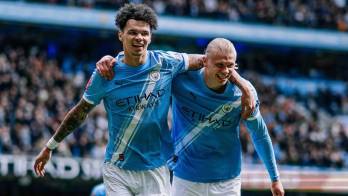 Erling Haaland (d) celebra uno de sus tres goles ante el Liverpool en la FA Cup.