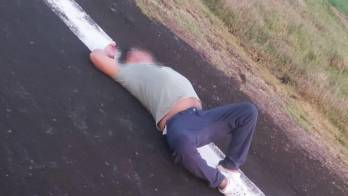 Personal de seguridad aeroportuaria detectó al sujeto durante un recorrido de rutina en el área operativa.