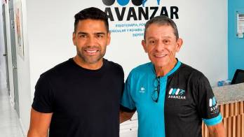 Radamel Falcao junto al profesor Luis Fernando Lastra.