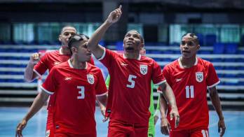Ricardo Castillo (centro) celebra el segundo gol del equipo panameño ante El Salvador.