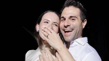 Tras compartir el video de la pedida de mano, la pareja publicó una galería de fotografías para sellar el compromiso, en las que ambos lucen más que felices y enamorados.