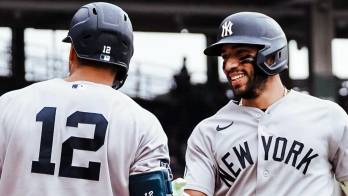 José ‘Chema’ Caballero (d) celebra tras conectar el cuadrangular de dos carreras que dio a los Yankees el triunfo sobre los Cachorros en el Wrigley Field.