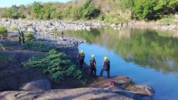 Buzos y rescatistas participaron en el operativo de recuperación del cuerpo.