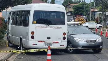Escena del accidente en Chitré, donde una colisión entre un bus y un sedán dejó una víctima fatal.