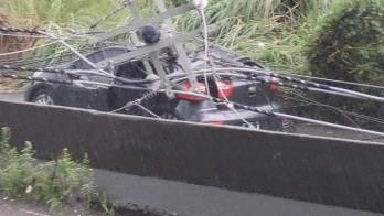 ¡Volvió a nacer! Conductora sobrevive a la caída de un tendido eléctrico