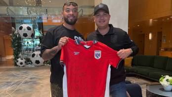 Edmundo Sosa con su camiseta.